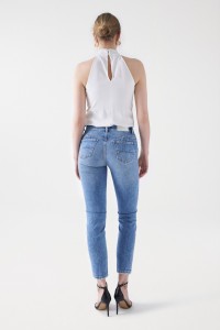 VAQUEROS DESTINY PUSH UP CROPPED SLIM CON DETALLE DE PERLAS