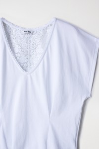 T-SHIRT WITH LACE DETAIL