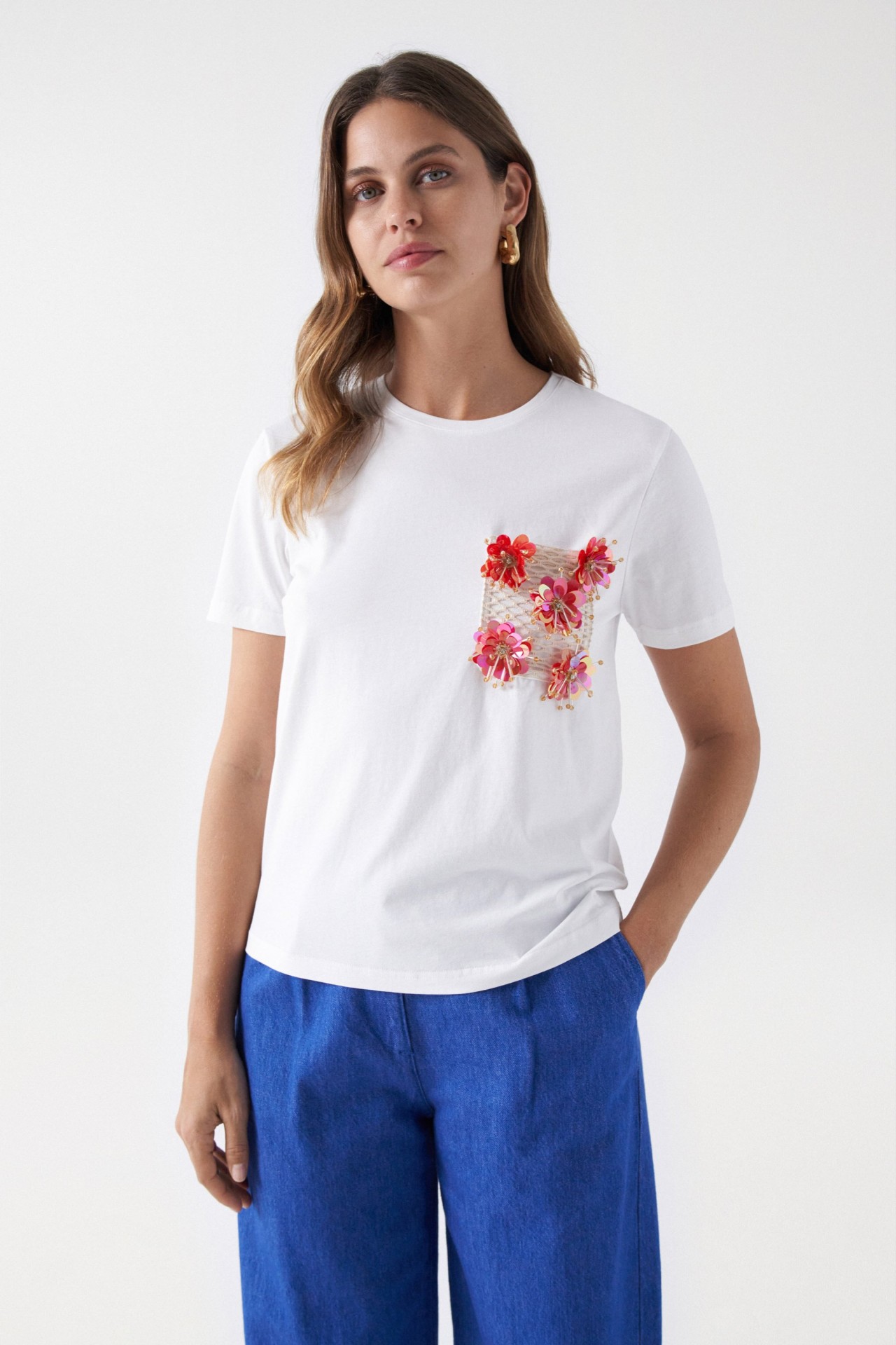 CAMISETA CON BOLSILLO DE FLORES