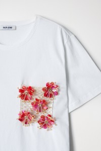 CAMISETA CON BOLSILLO DE FLORES