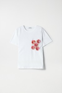 T-SHIRT WITH FLOWER POCKET DETAIL