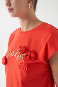 T-SHIRT COM BRANDING E DETALHE DE FLORES