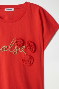 T-SHIRT COM BRANDING E DETALHE DE FLORES