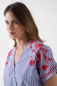 CAMISA COM RISCAS E DETALHE BORDADO