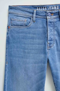 JEANS KONISCH GESCHNITTENE CROPPED