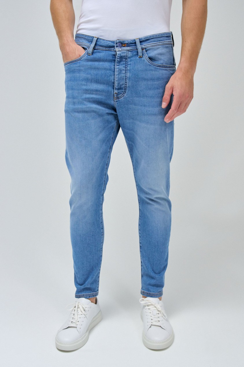 JEANS KONISCH GESCHNITTENE CROPPED