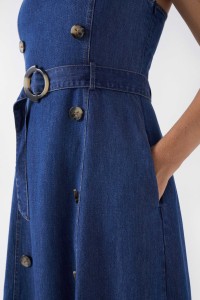 MIDI-KLEID AUS LIGHTDENIM MIT KNPFEN