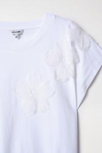 T-SHIRT MIT BLUMENAPPLIKATION