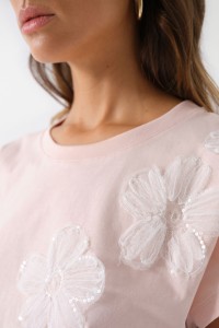 T-SHIRT MIT BLUMENAPPLIKATION