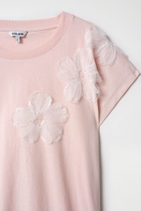 T-SHIRT COM APLICAO DE FLORES