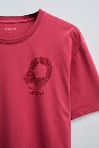 T-SHIRT DE FUTEBOL COM ESTAMPADO NO PEITO