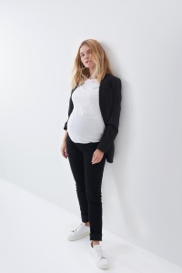 HOPE CAPRI MATERNITY JEANS IN TRUE BACK DENIM WITH NARROW LEG