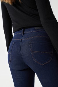 DARK WASH SLIM LEG SECRET PUSH IN JEANS