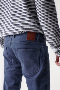 PANTALONES VAQUEROS CON DESGASTE