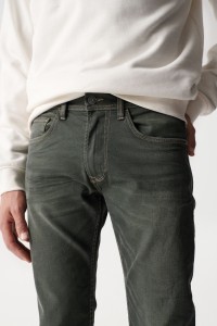 SLIM FIT JEANS