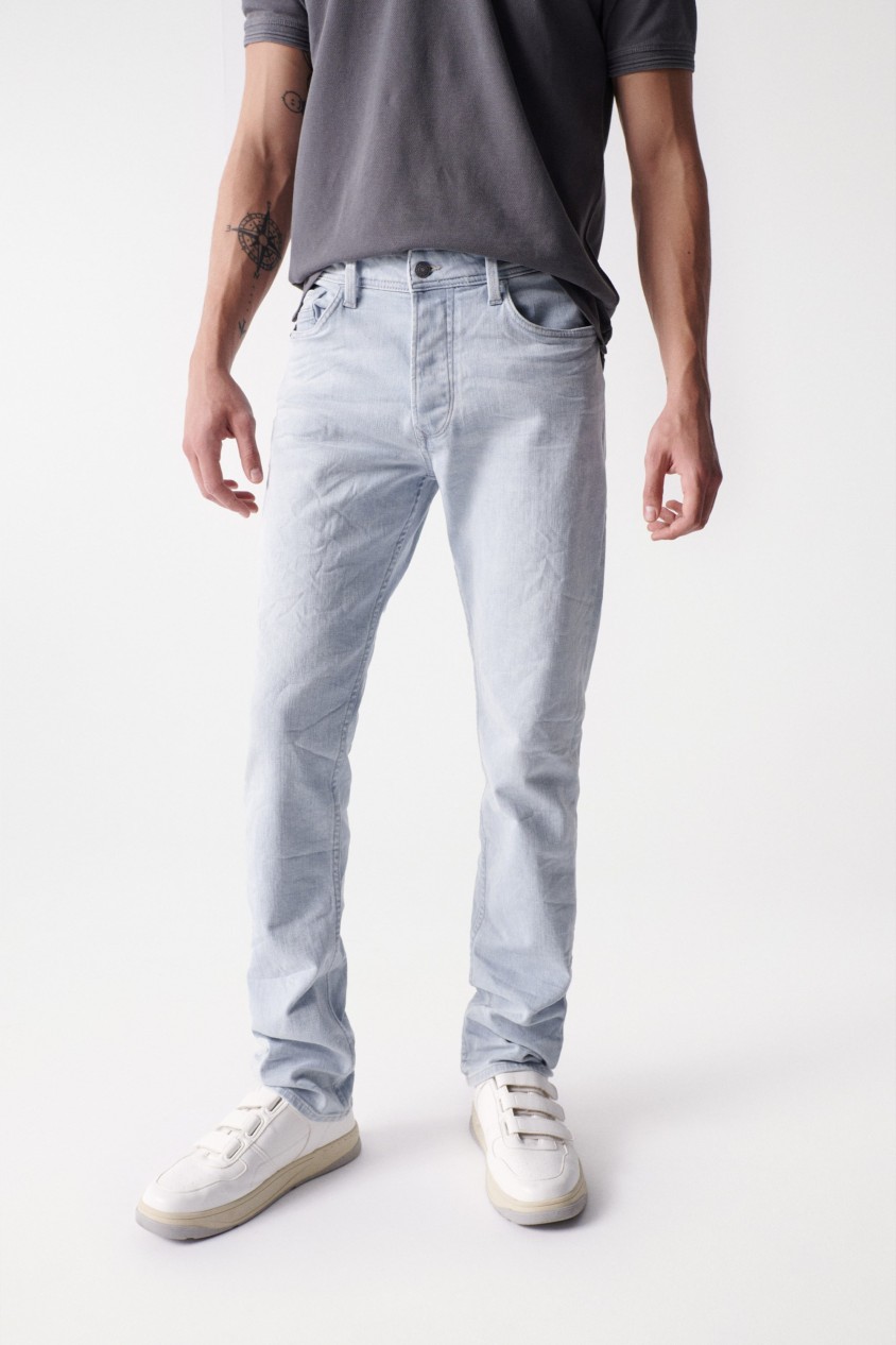 REGULAR LIGHT WASH JEANS