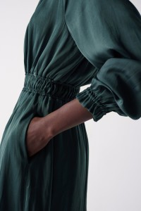 SATIN-KLEID