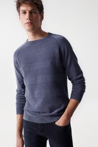 FARBLICH ABGESTUFTER STRICKPULLOVER