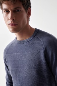 FARBLICH ABGESTUFTER STRICKPULLOVER