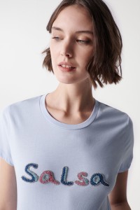 T-SHIRT MIT GLNZENDEM MARKENAUFDRUCK UND PAILLETTEN