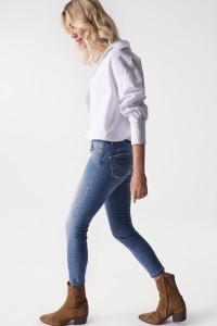 CROPPED SKINNY WONDER PUSH UP JEANS WITH DETAILS ON THE POCKET