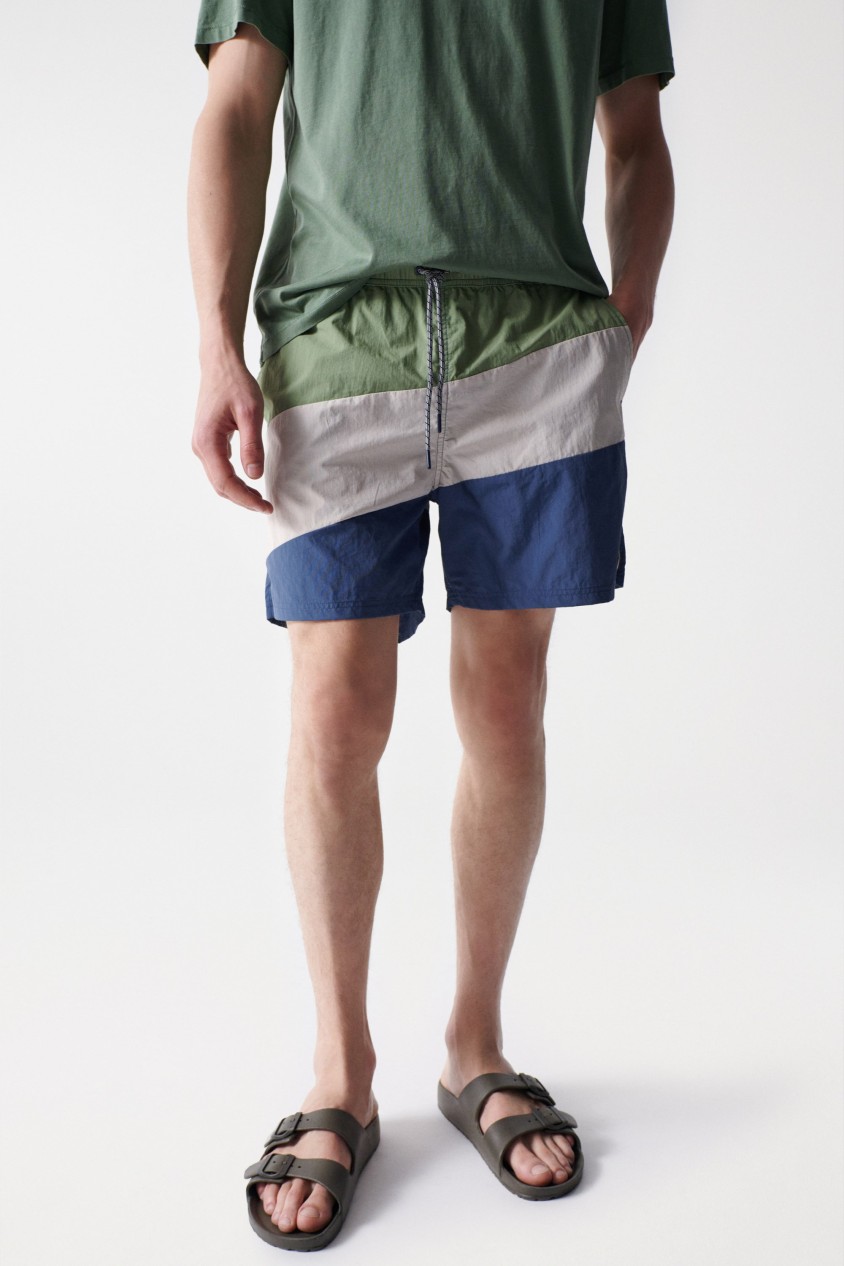 DREIFARBIGE BADESHORTS MIT KORDEL