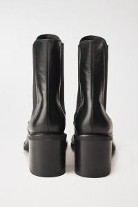 LEDER-STIEFELETTE MIT STRETCHEINSTZEN