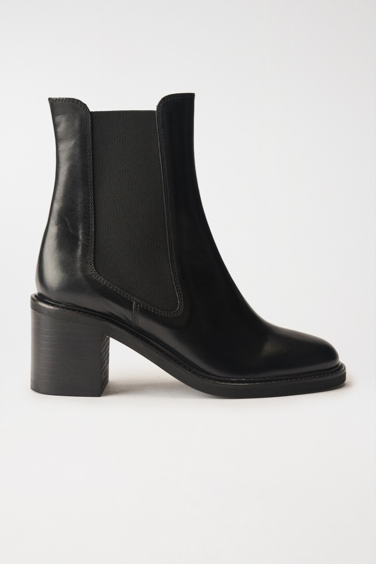 LEDER-STIEFELETTE MIT STRETCHEINSTZEN