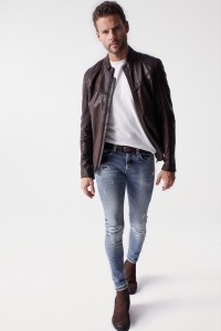 VAQUEROS SKINNY CON DETALLES