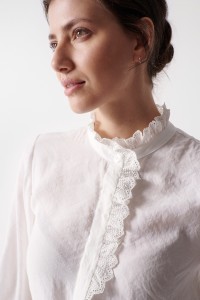 FLOWING BLOUSE WITH COLLAR DETAIL