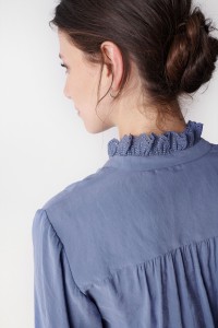 FLOWING BLOUSE WITH COLLAR DETAIL