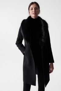 WOOLLEN COAT WITH FUR COLLAR