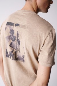 T-SHIRT COM ESTAMPADO