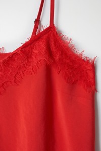 SATIN-TOP MIT SPITZENDETAIL