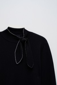 KNIT SWEATER WITH DETAIL ON THE COLLAR