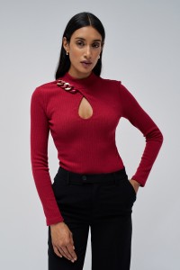 PULLOVER AUS STRICK MIT KETTE