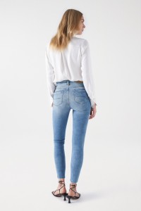 FAITH PUSH IN CROPPED JEANS IN RINSED DENIM