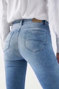 FAITH PUSH IN CROPPED JEANS IN RINSED DENIM