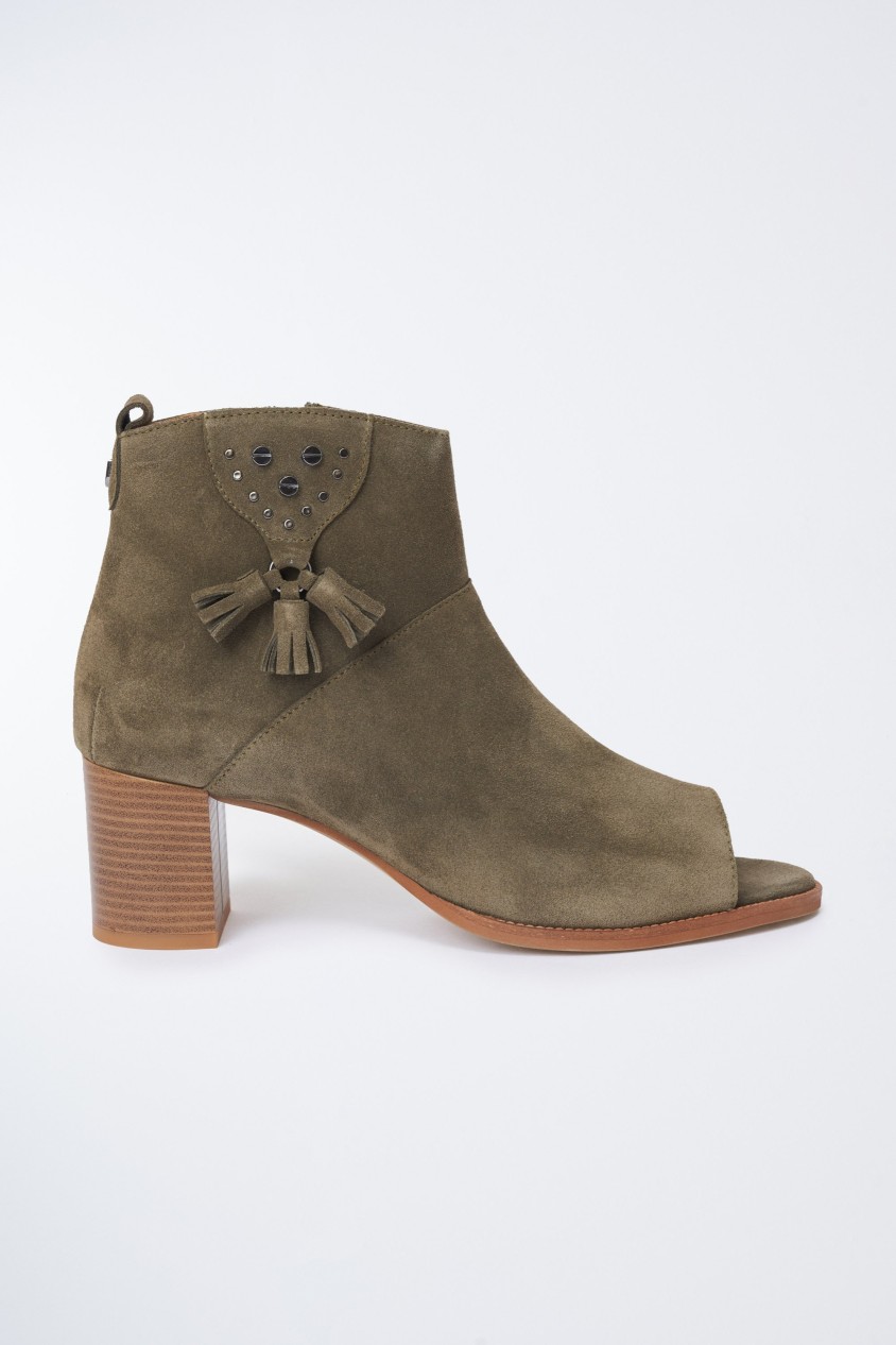 WILDLEDER-STIEFELETTE MIT OFFENER SPITZE, ABSATZ, QUASTEN UND NIETEN