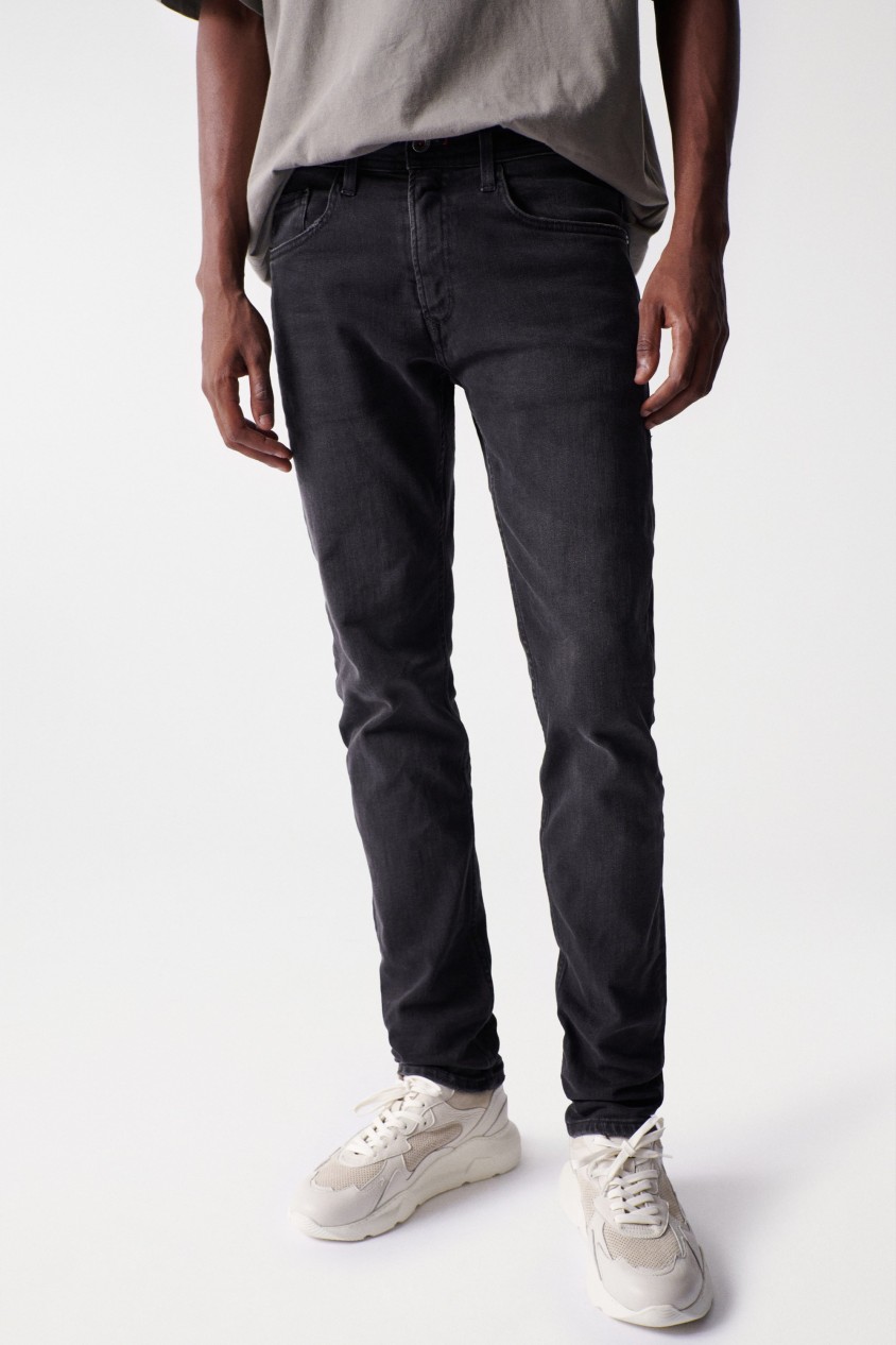 DISTRESSED SLIM BLACK JEANS