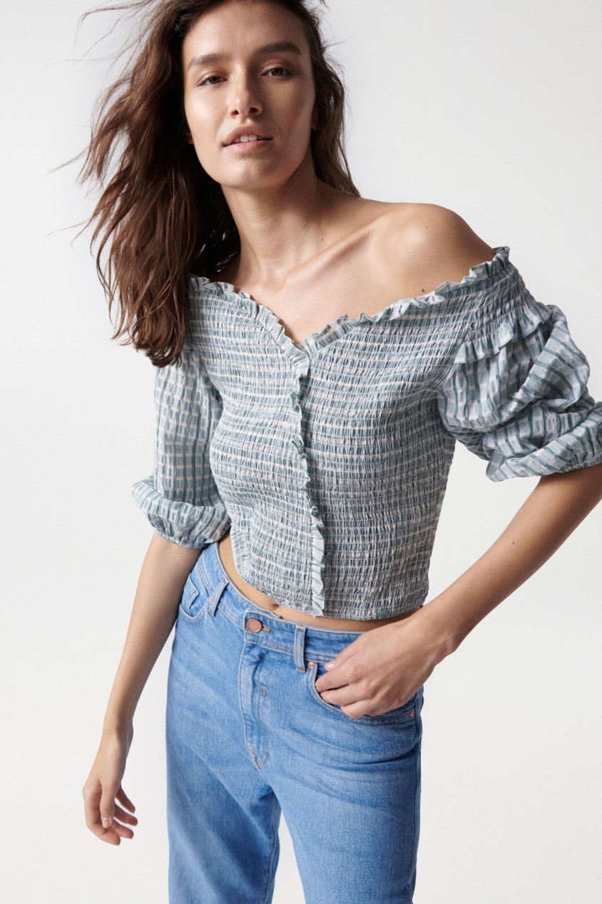 BLUSA ESTAMPADA CON DETALLES ELSTICOS