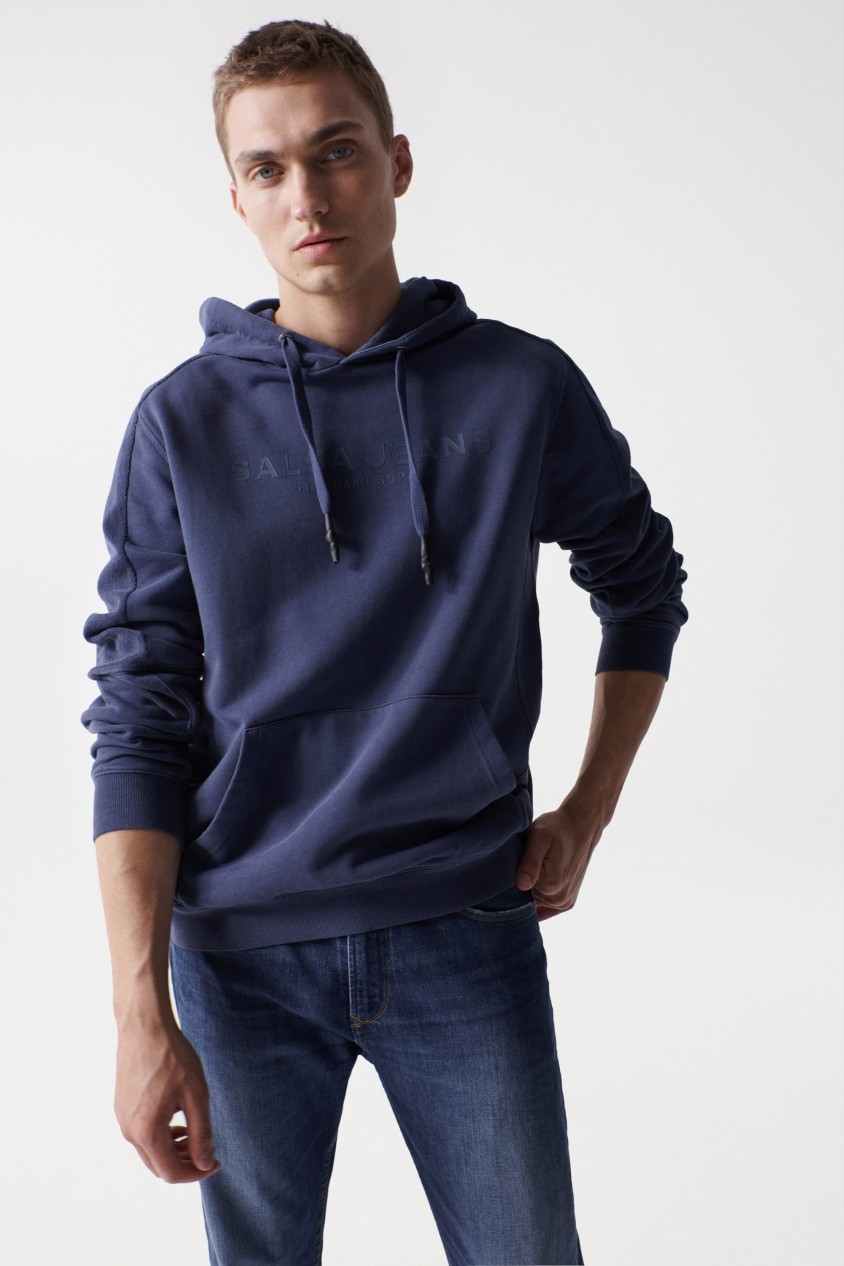 SWEATSHIRT MIT RELIEF-MARKENAUFDRUCK