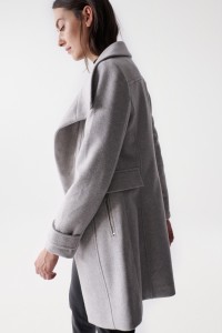 MANTEAU GRACE EN TISSU AVEC COL EN IMMITATION FOURRURE