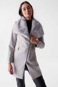 MANTEAU GRACE EN TISSU AVEC COL EN IMMITATION FOURRURE