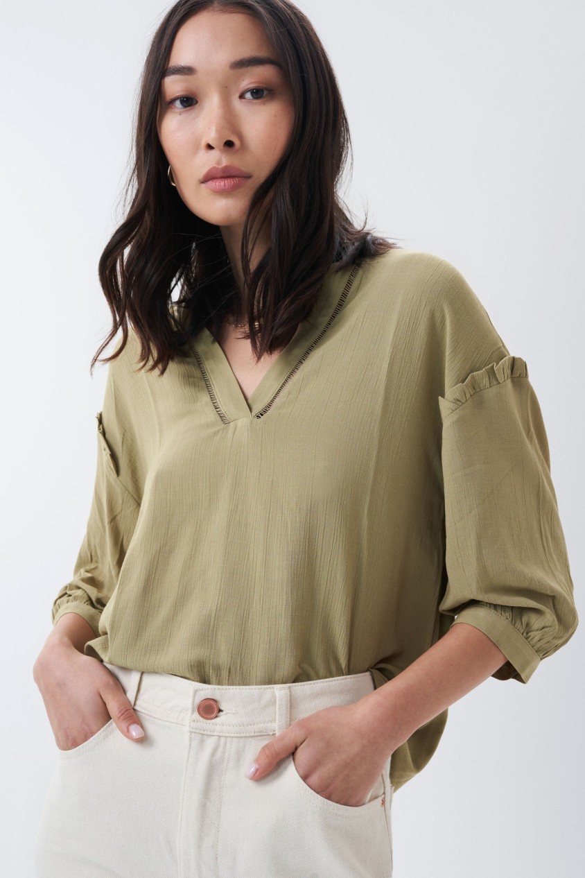 BLUSA CON DETALLES DE VOLANTES