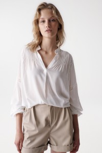 BLUSA CON DETALLE DE ENCAJE