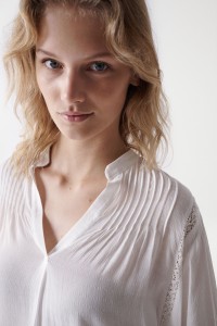 BLOUSE WITH LACE DETAIL