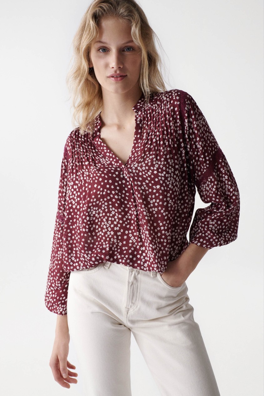 BLUSA COM PADRO FLORAL E RENDA