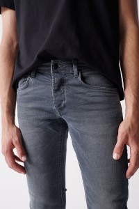 GRAUE SKINNY-JEANS