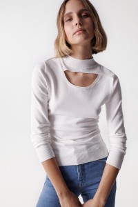 PULL EN MAILLE AVEC DCOUPES